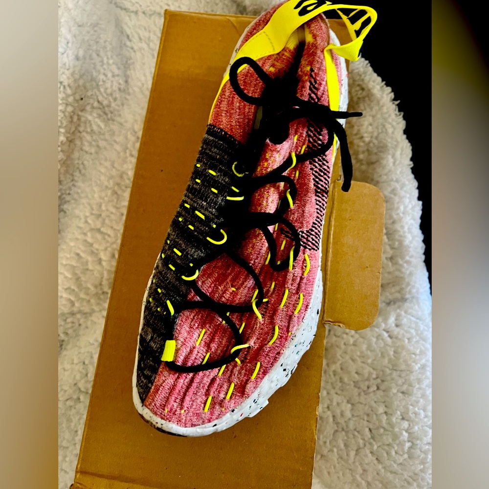 Nike Women’s Space Hippie 04